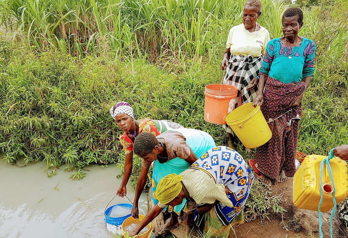 a02-women-with-buckets-at-dirty-water