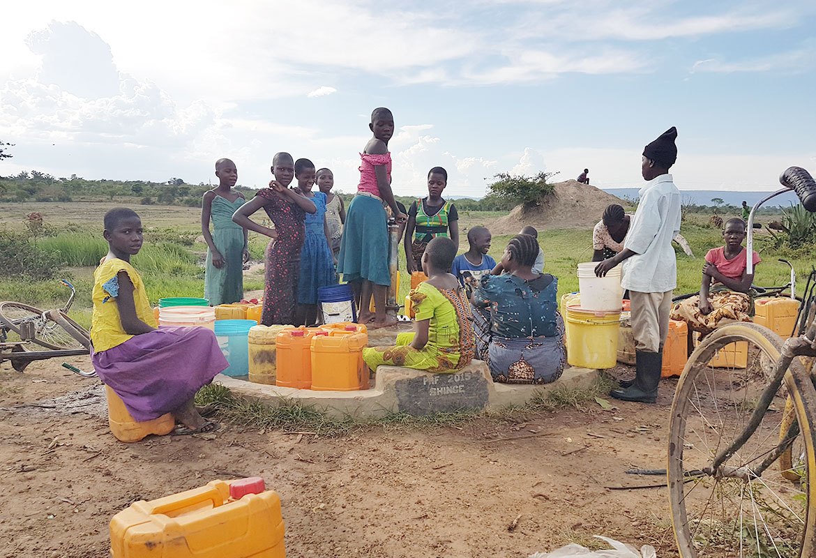 c06-children-at-a-well-tanzania